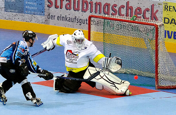 Schuss ins Tor eines Spielers des IHC Atting