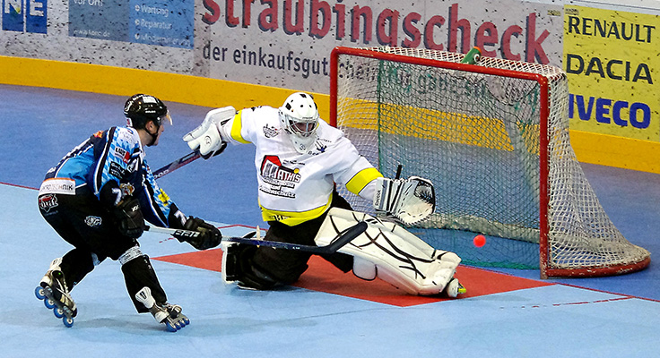 Schuss ins Tor eines Spielers des IHC Atting