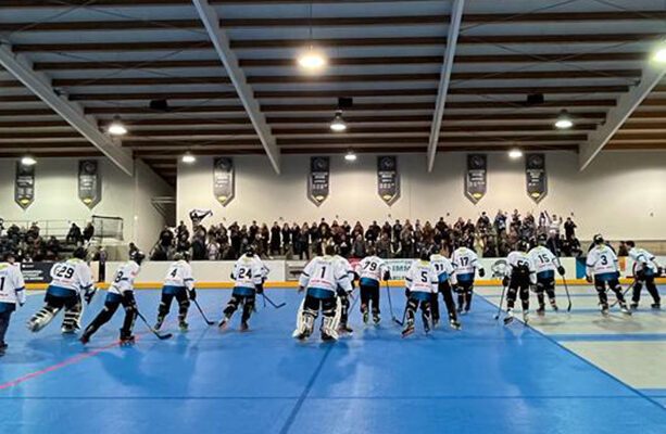 Die Spieler des IHC Atting nach Spielende lassen sich gegenüber ihrer Fans auf der Tribüne feiern