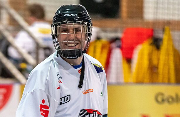 Florian Meichel auf dem Spielfeld grinsend in Richtung Kamers