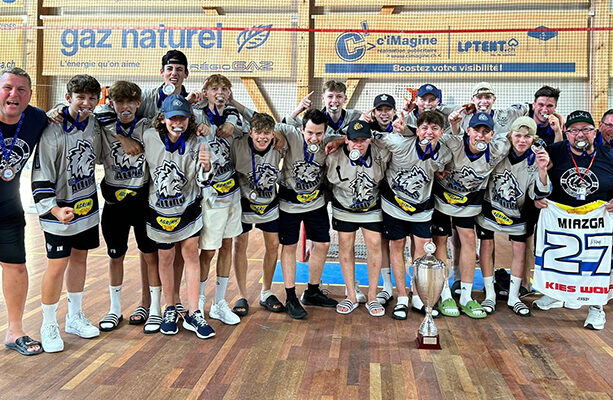 Gruppenfoto der U15 Mannschaft nach erhalten der ersten internationalen Medaille